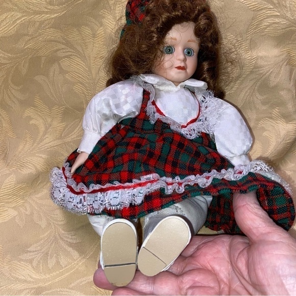 NWT Soft Expressions doll moves her head as “Some Enchanted Evening” plays. - Picture 6 of 13